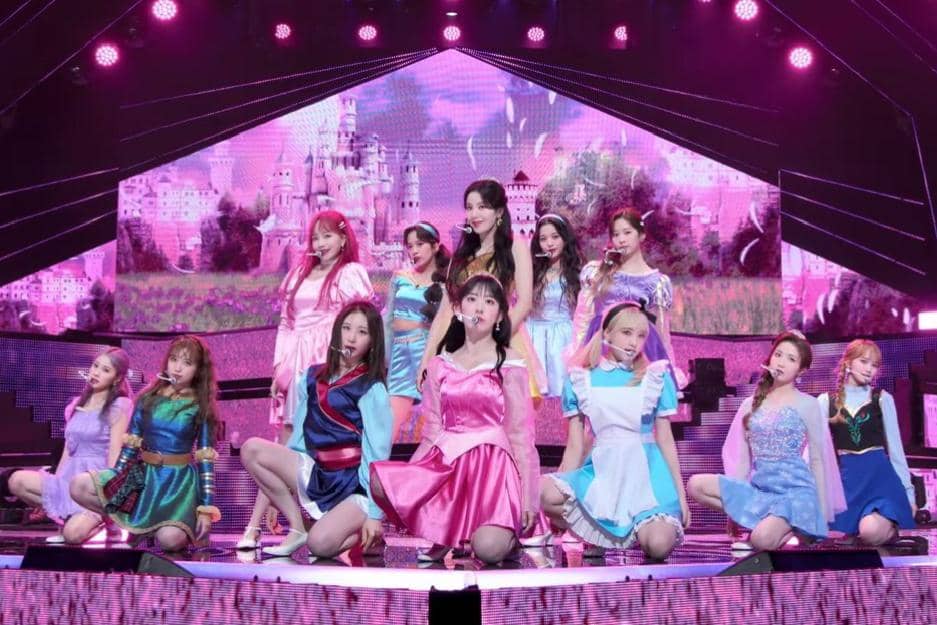 penampilan IZ*ONE dalam balutan kostum Putri Disney saat promosi lagu "Secret Story of the Swan" 