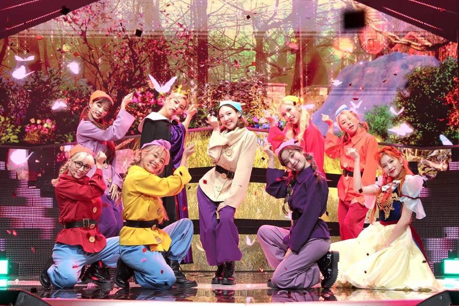 penampilan TWICE mengenakan kostum karakter Snow White dan para kurcaci untuk promosi lagu "MORE & MORE"