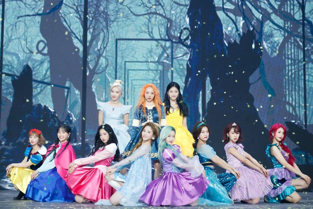 penampilan LOONA menggunakan kostum Putri Disney saat tampil untuk lagu "Voice"