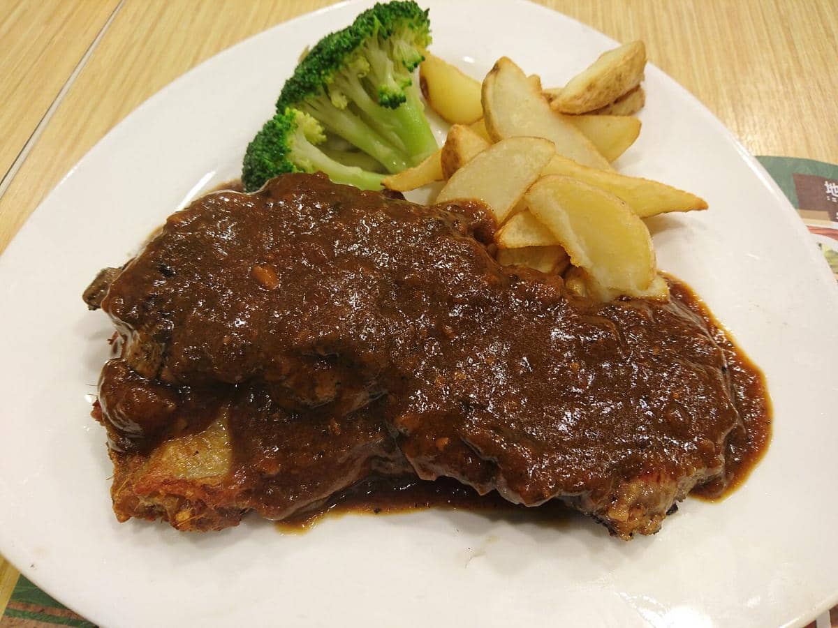 ilustrasi beef tenderloin dengan saus black pepper