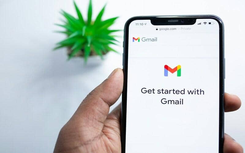 ilustrasi pengguna mengakses Gmail lewat smartphone
