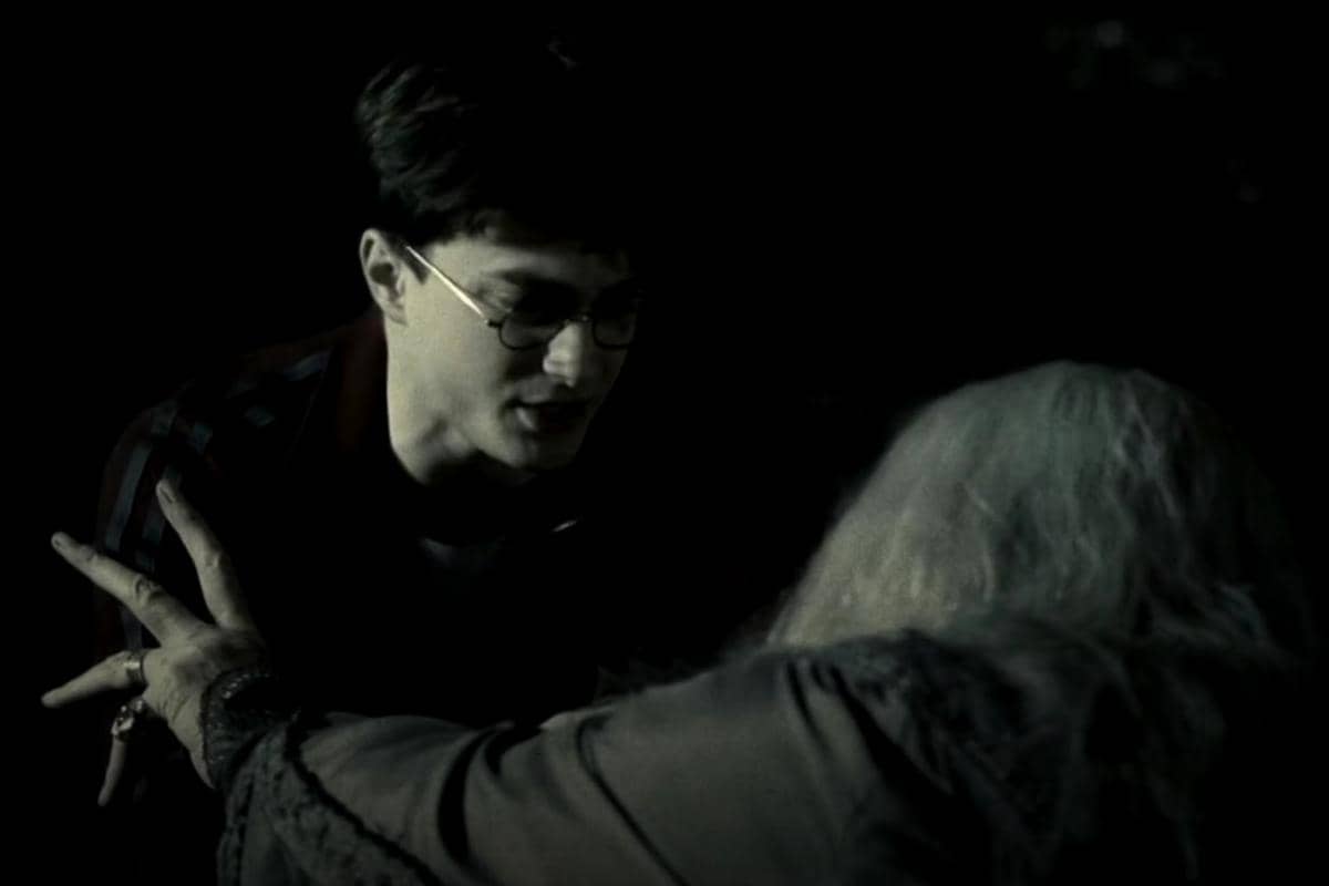 cuplikan adegan Harry membantu Dumbledore meminum ramuan dalam film Harry Potter and the Half-Blood Prince