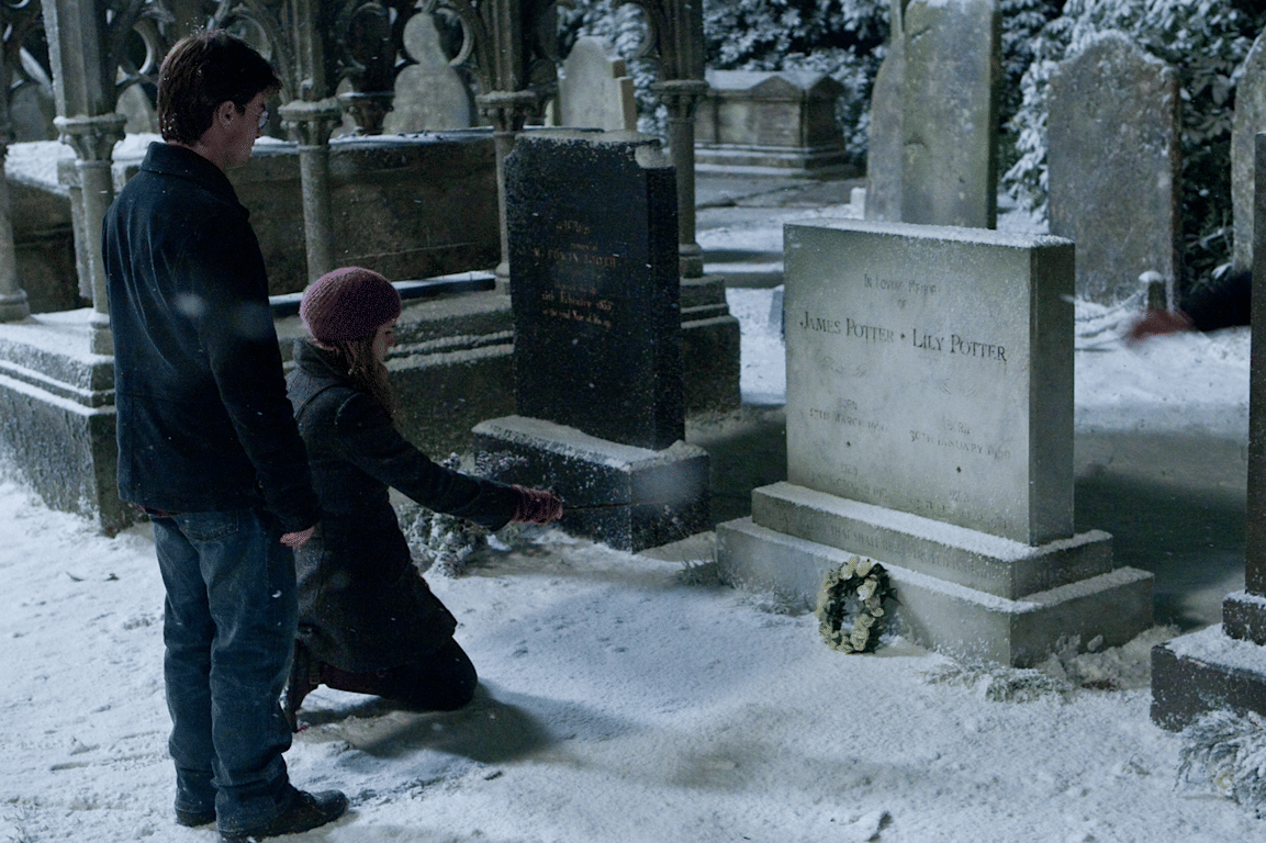 cuplikan adegan ketika Harry dan Hermione mengunjungi Godric's Hollow dan menemukan makam orangtuanya Harry dalam film Harry Potter and the Deathly Hallows – Part 1