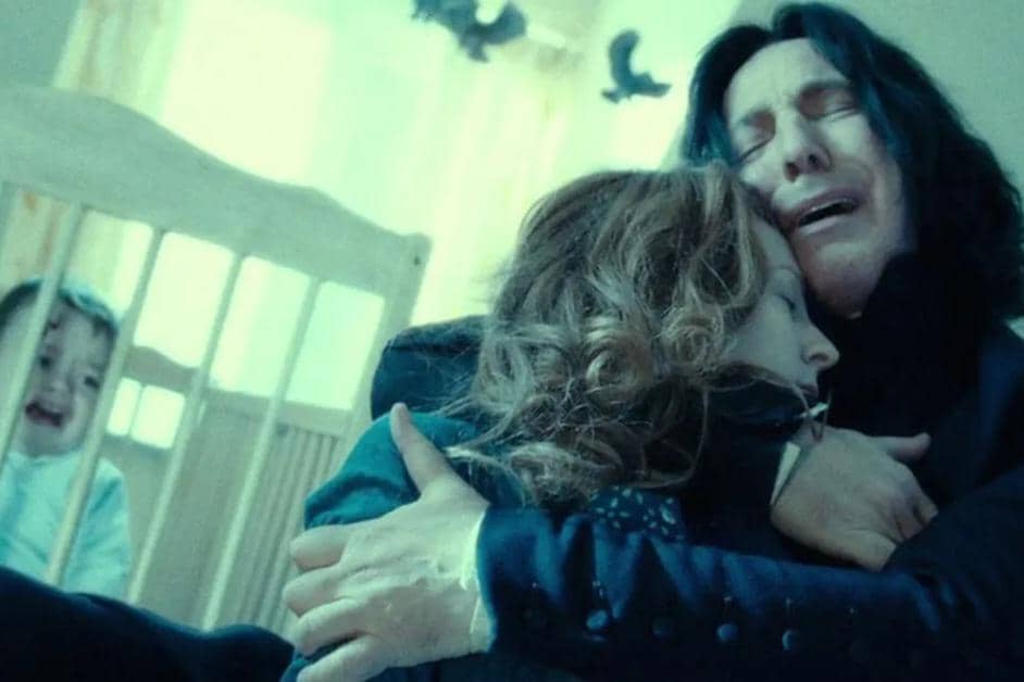 cuplikan adegan Severus Snape mendekap jenazah Lily Potter dalam film Harry Potter and the Deathly Hallows – Part 2