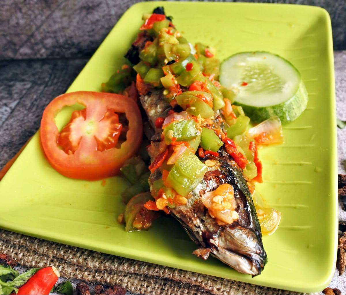 Ikan bakar dengan sambal dabu-dabu