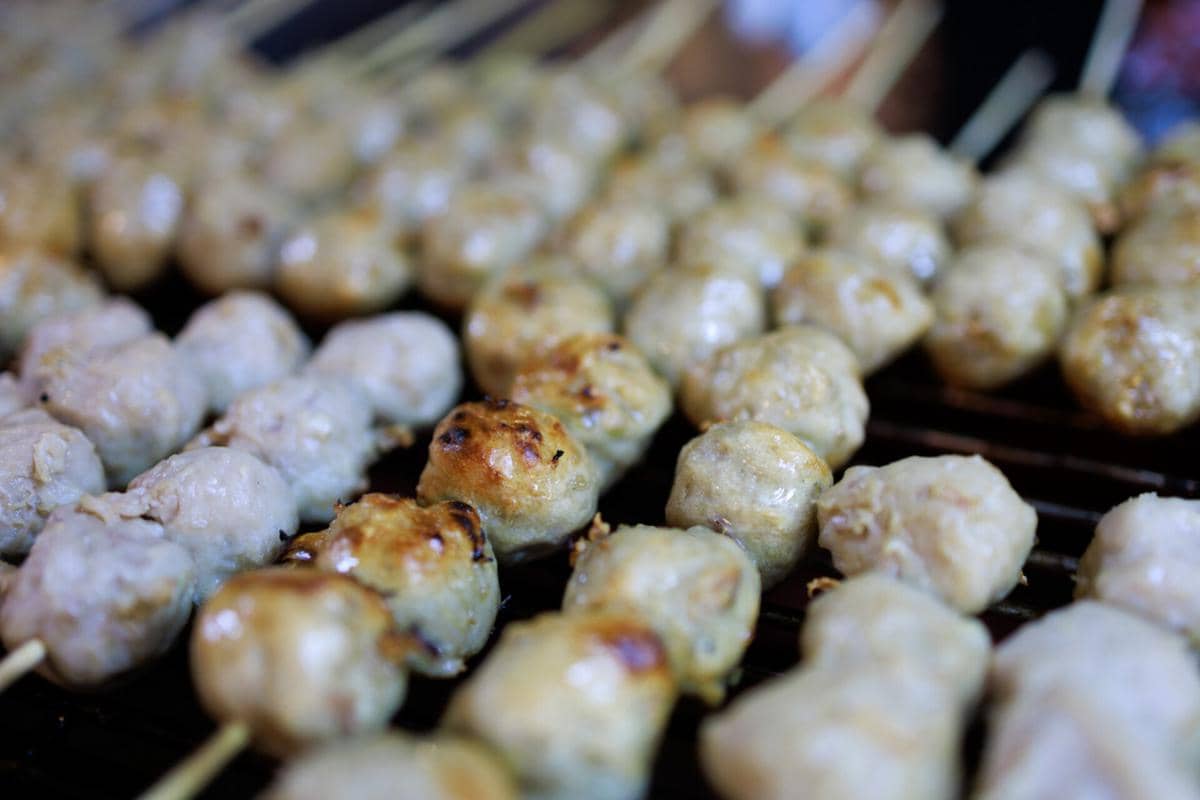 ilustrasi membakar bakso ayam di atas arang