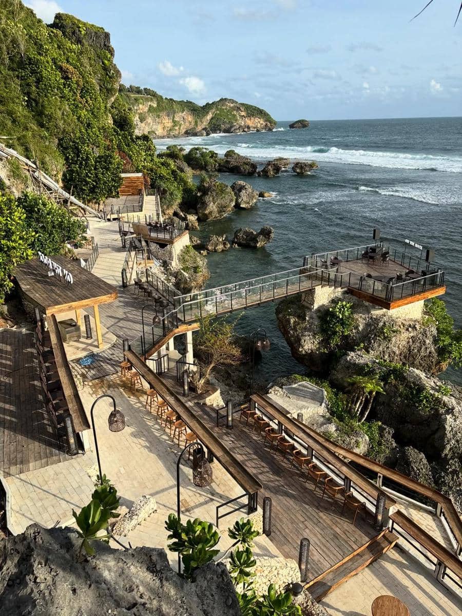 Potret On The Rock Pantai Drini