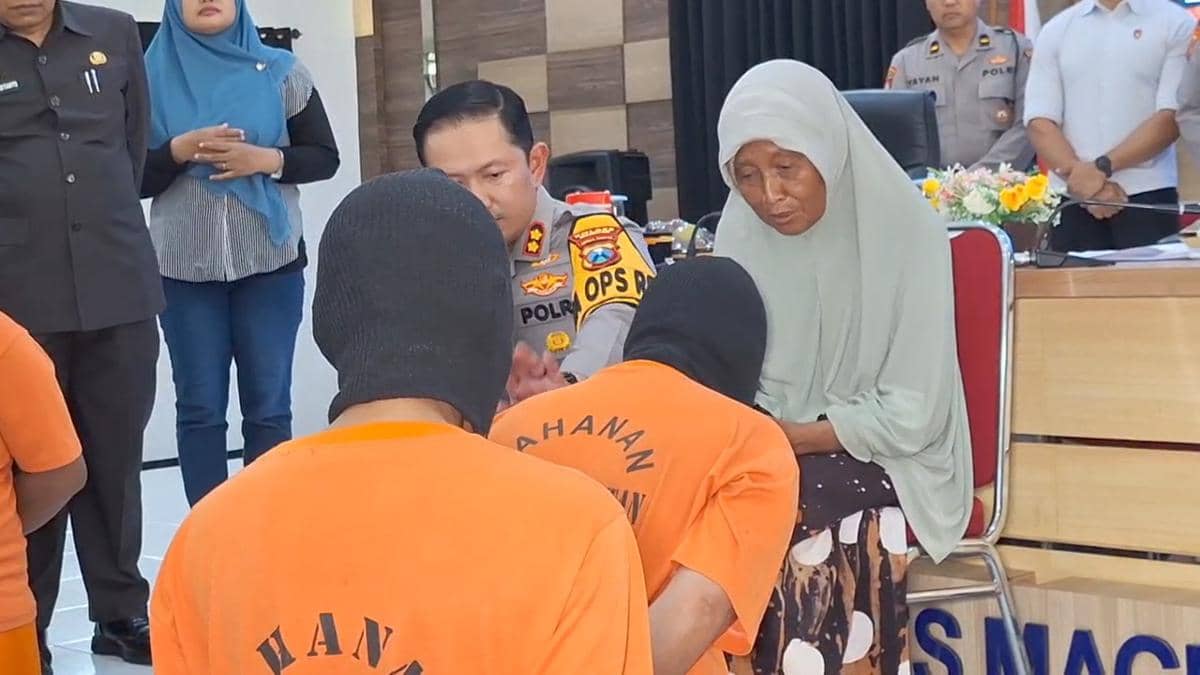 Dua pelalu perampokan meminta maaf kepada korban di polres Magetan. IDN Times/Riyanto.