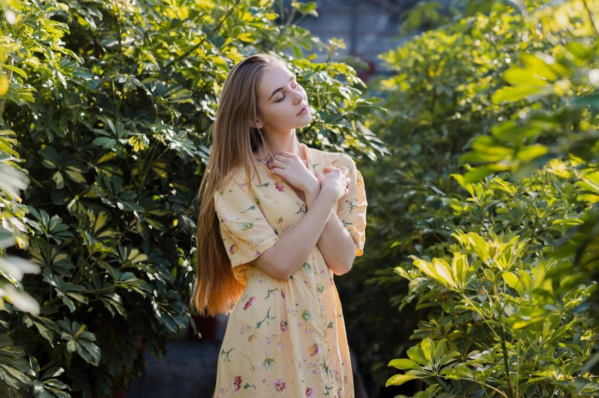 ilustrasi perempuan menikmati suasana