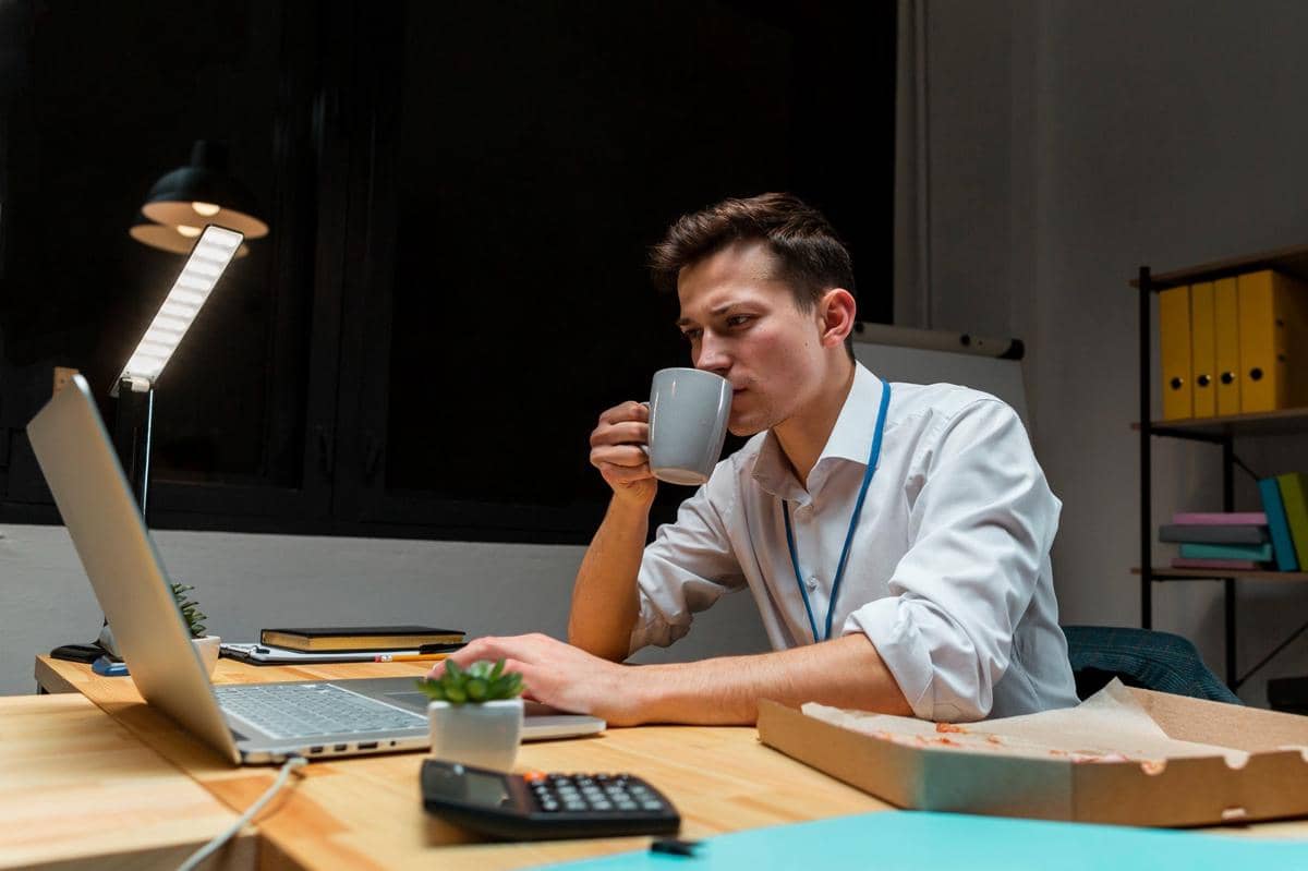 5 Cara Mengelola Stres Kerja Saat Harus Lembur di Bulan Ramadan