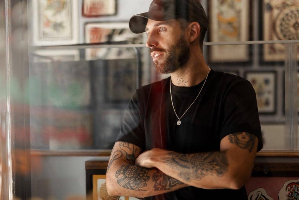 ilustrasi outfit kalung silver cowok