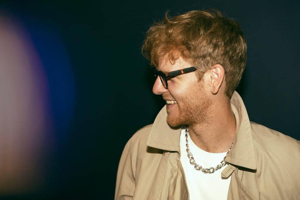 ilustrasi outfit kalung silver cowok 