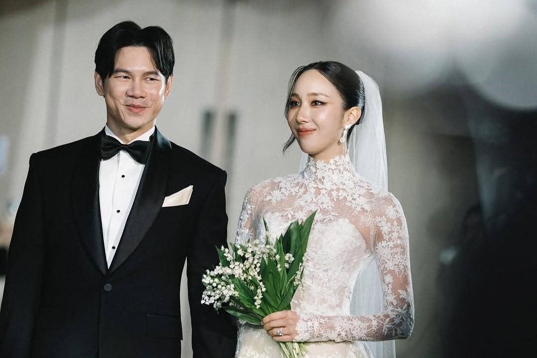 Pernikahan Aye Sarunchana dan pasangan. 