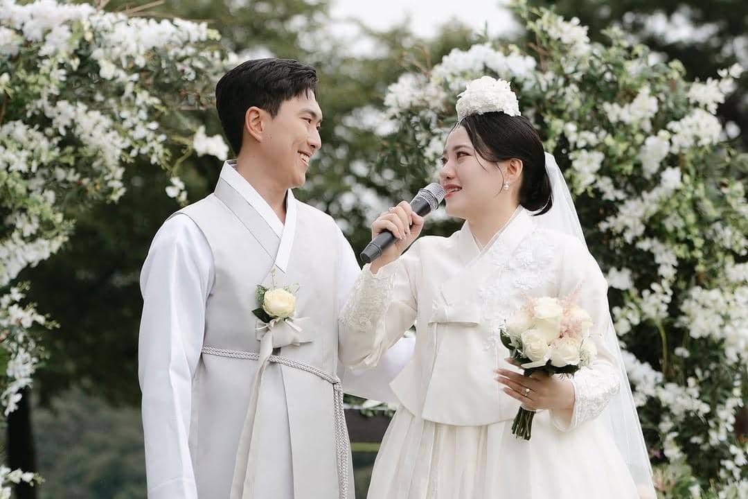 Pernikahan Kim Jiho dan Nett Panasaya.