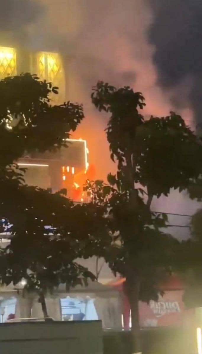 Sebuah papan reklame atau billboard yang berlokasi di samping Mal Sarinah, Jalan MH Thamrin, Menteng, Jakarta Pusat, dilaporkan terbakar.