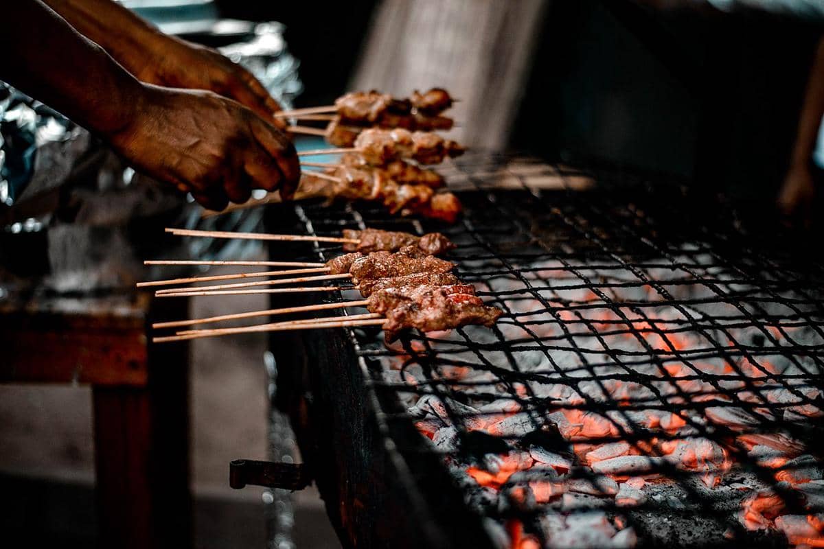 ilustrasi membakar sate