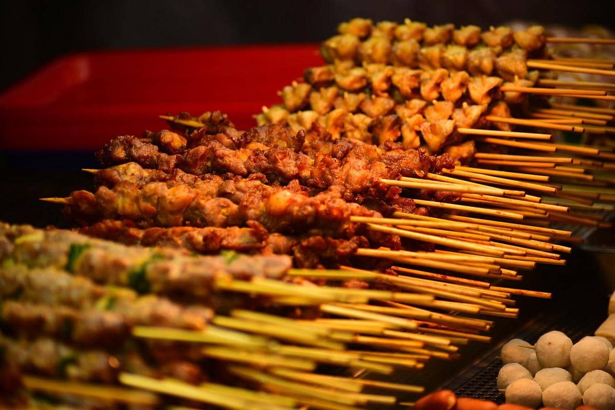 ilustrasi daging sate yang telah dimarinasi