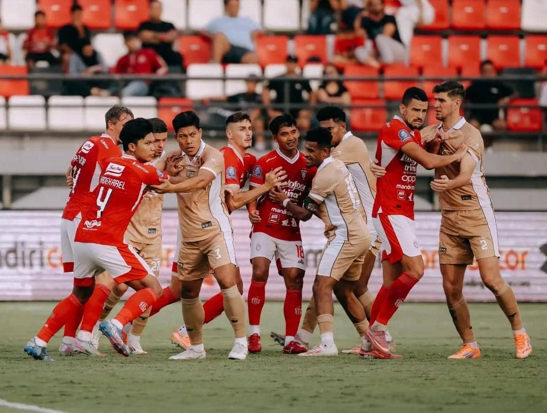 Jalannya pertandingan antara Bali United (merah) dan Dewa United (coklat).