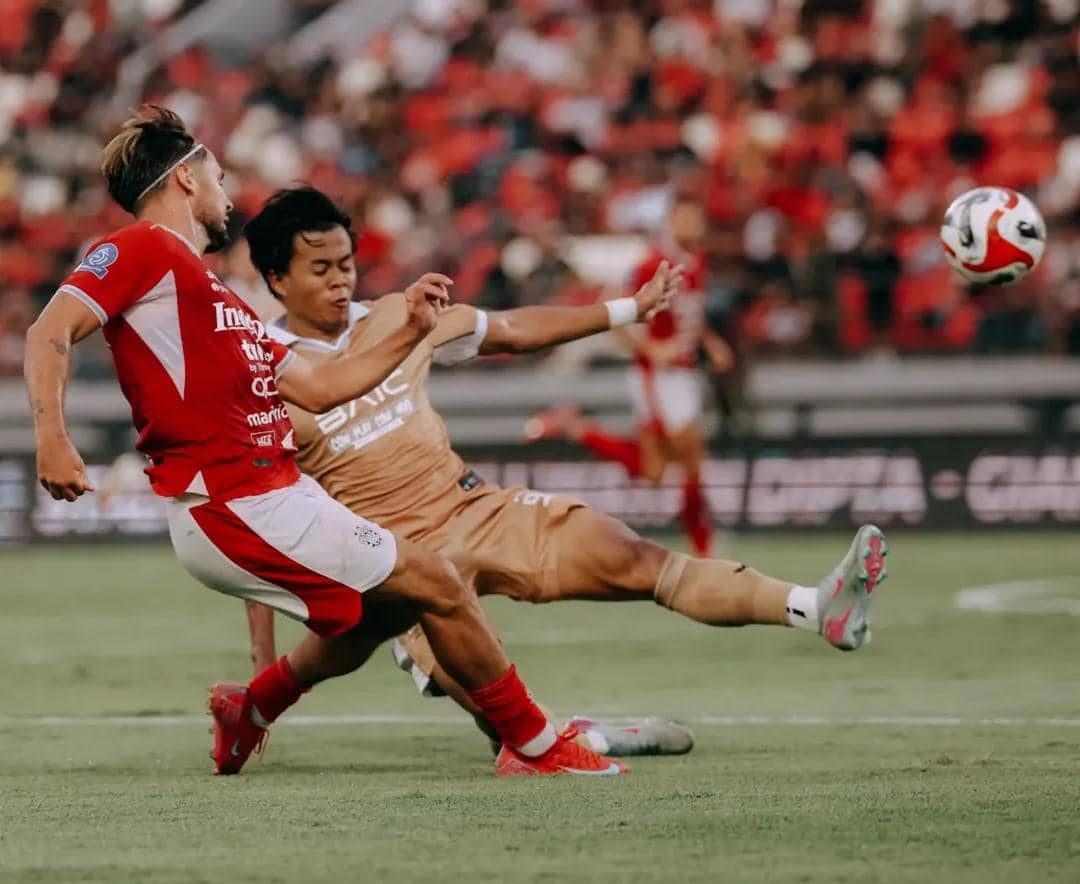 Thijmen Goppel (merahh) dihadang pemain Dewa United (coklat). 