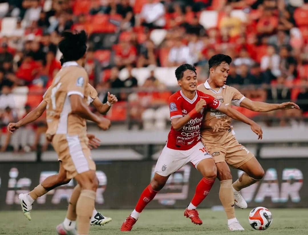 Jalannya pertandingan antara Bali United (merah) dan Dewa United (coklat). 