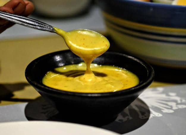 ilustrasi mengaduk saus keju