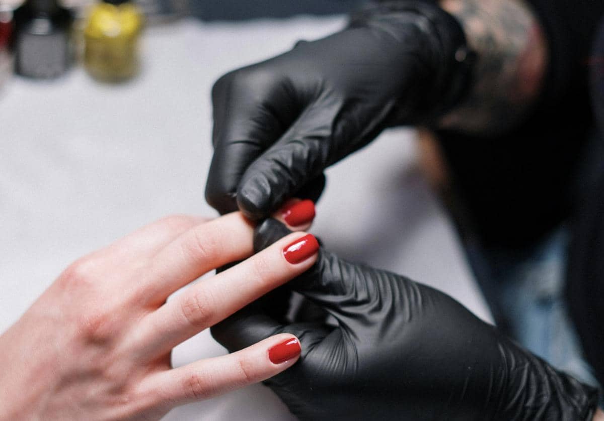 Seseorang sedang melakukan nail art