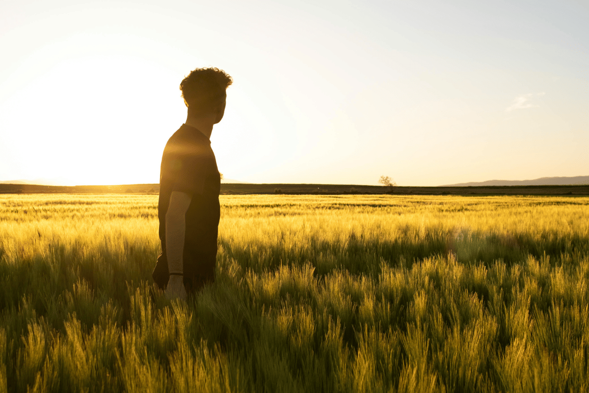 Foto matahari terbenam dan laki-laki