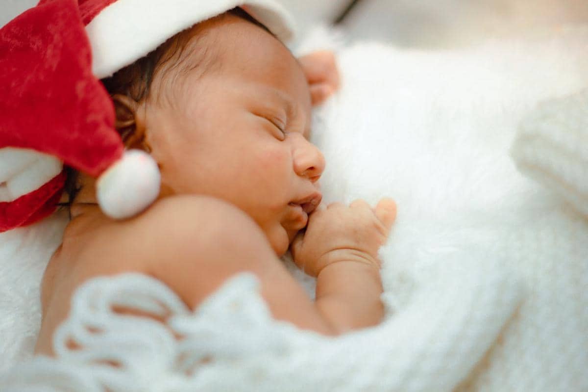 Seorang bayi sedang tertidur pulas.