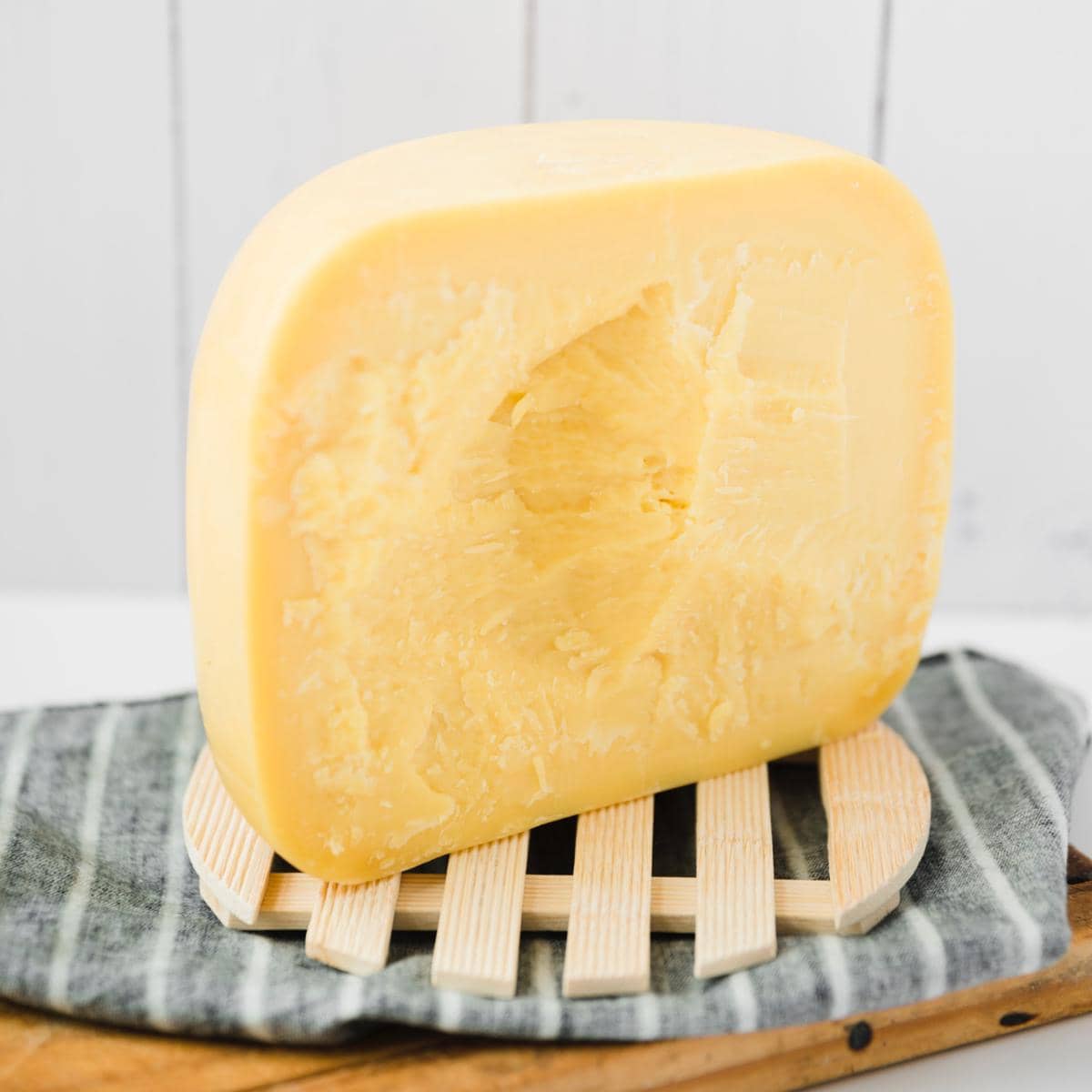 ilustrasi gouda cheese