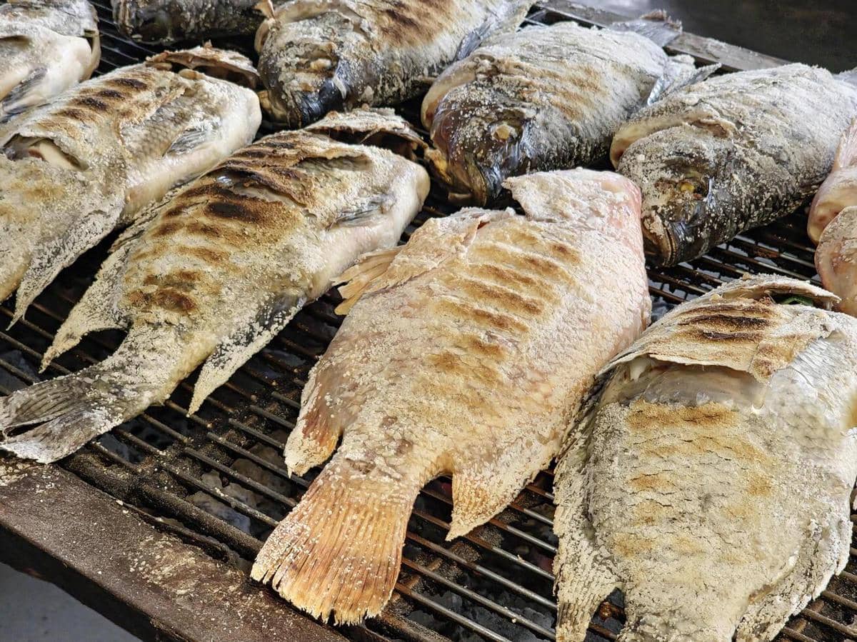 ilustrasi membuat ikan bakar jimbaran pakai kakap