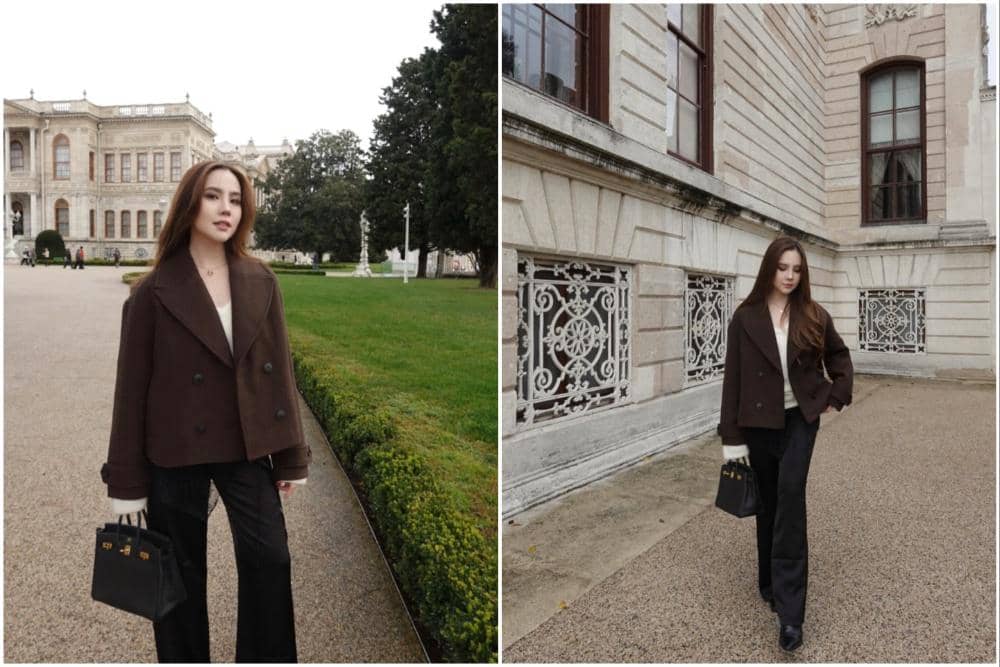 Agatha Chelsea jalan-jalan di Dolmabahçe Palace.