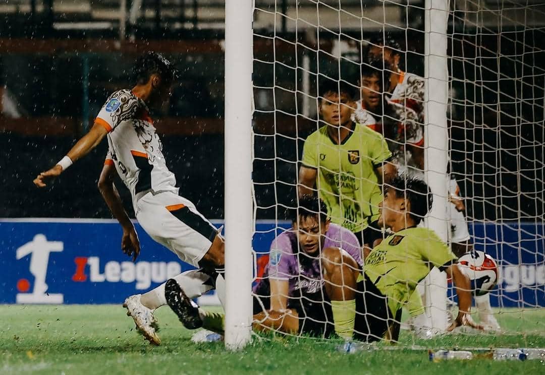 Jalannya pertandingan antara Perseden Denpasar (putih) dan Waanal Brothers (hijau).