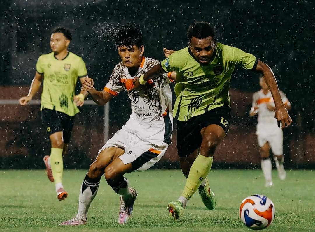 Jalannya pertandingan antara Perseden Denpasar (putih) dan Waanal Brothers (hijau).