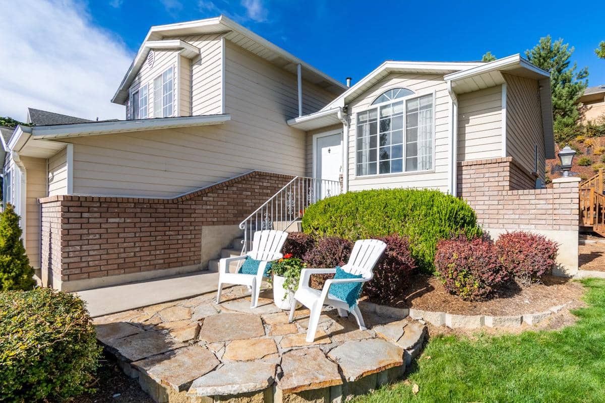 ilustrasi area depan rumah