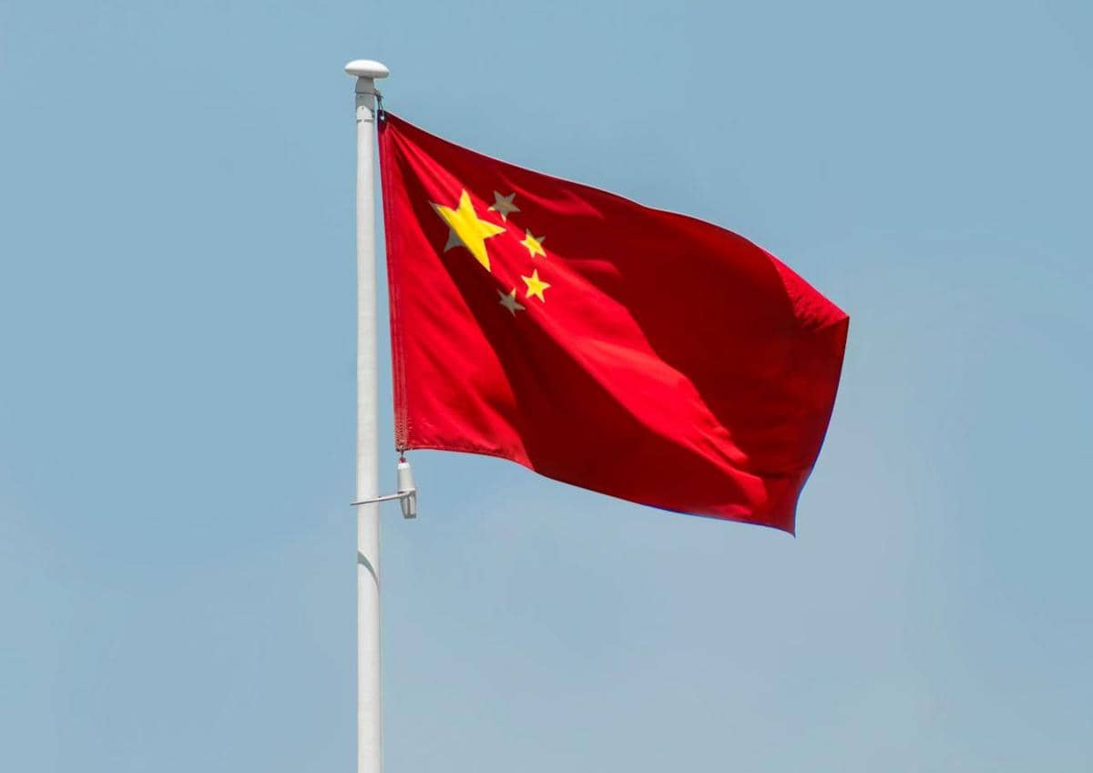 Bendera China sedang berkibar.