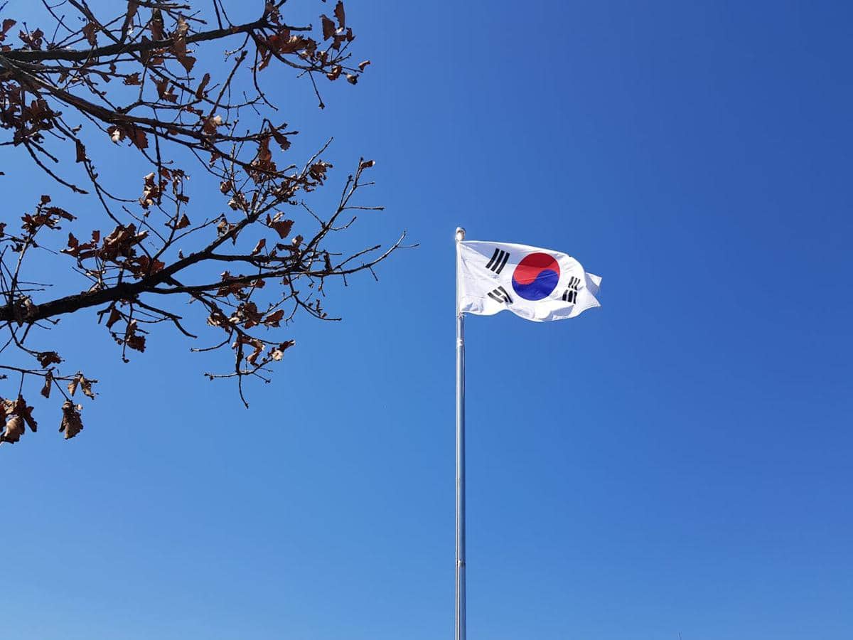 Bendera Korea Selatan sedang berkibar.