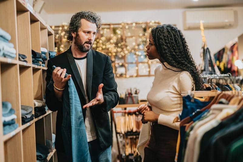 ilustrasi menanyakan harga barang