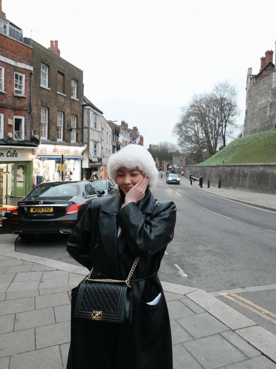 Harris Vriza dan Haviza jalan-jalan di Windsor Castle, UK.