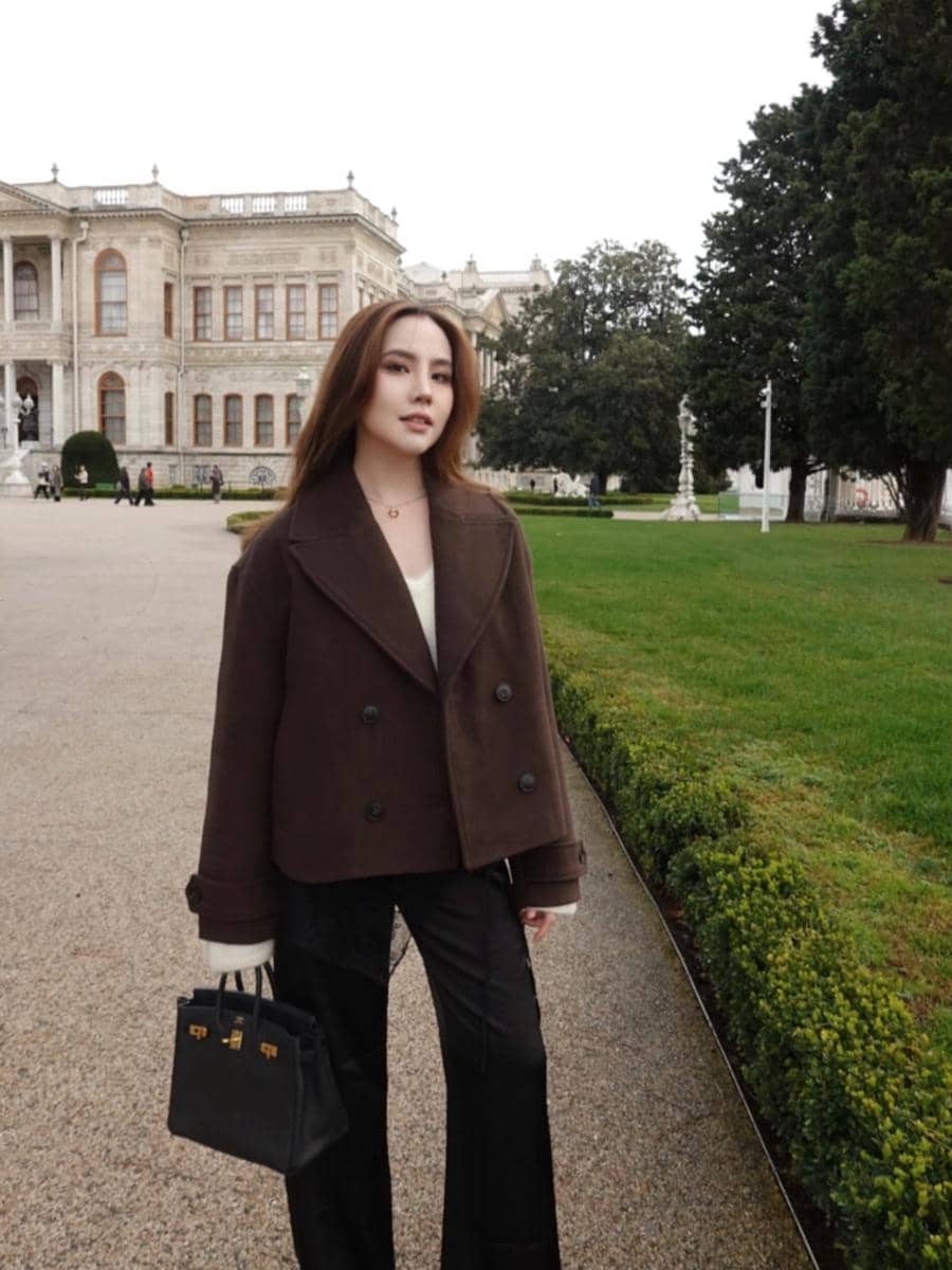 Agatha Chelsea jalan-jalan di Dolmabahçe Palace.