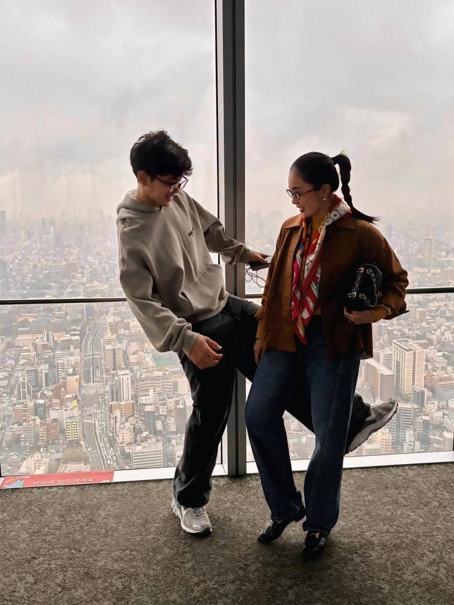 Bunga Zainal jalan-jalan di Osaka.