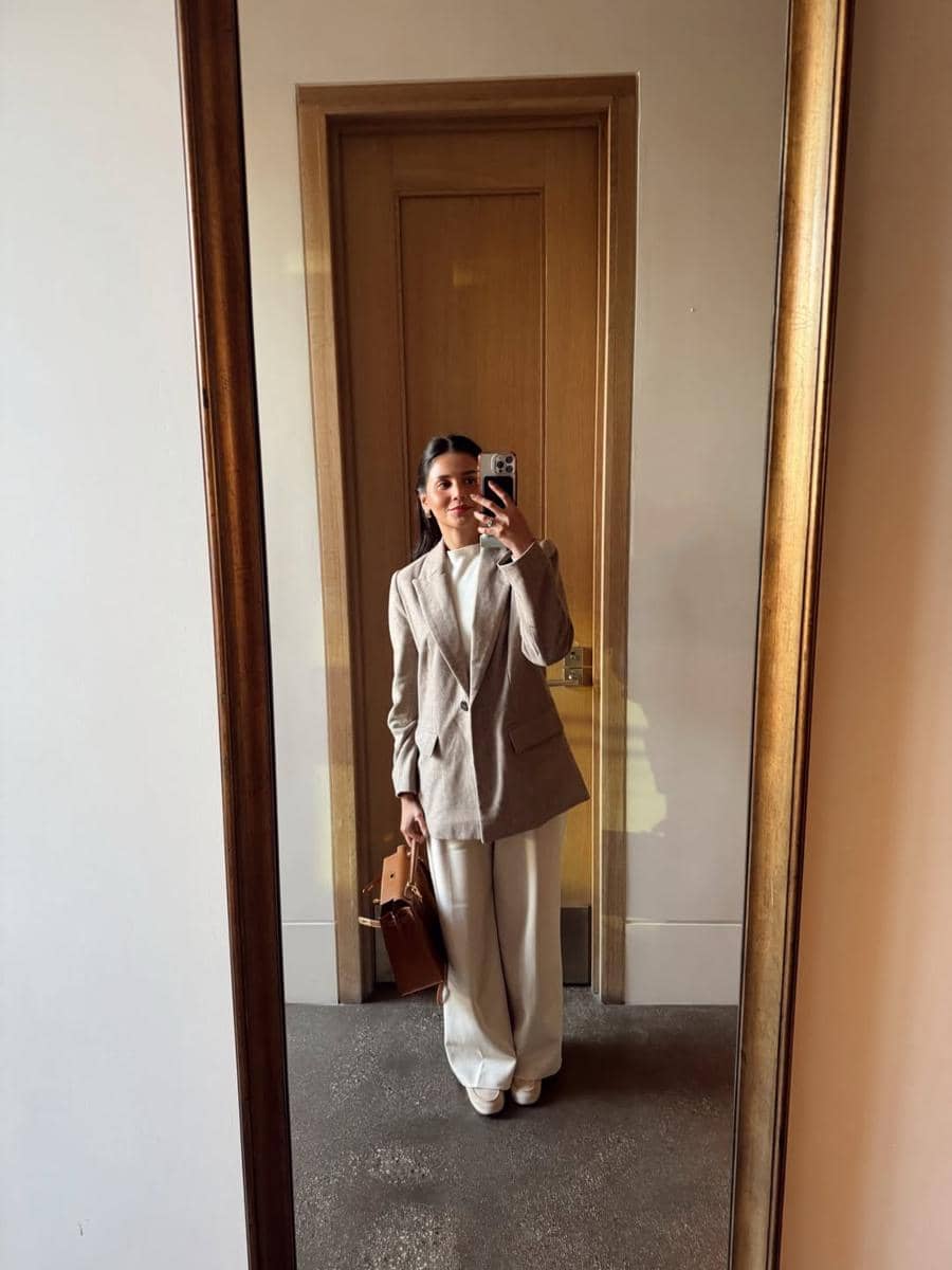 Yunita Siregar menikmati sunset di Newport Beach.