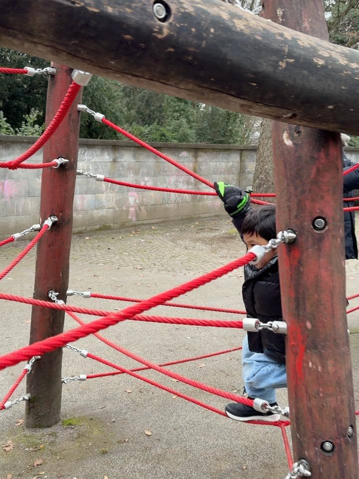 Keluarga Arief Muhammad jalan-jalan di Kota Bern.
