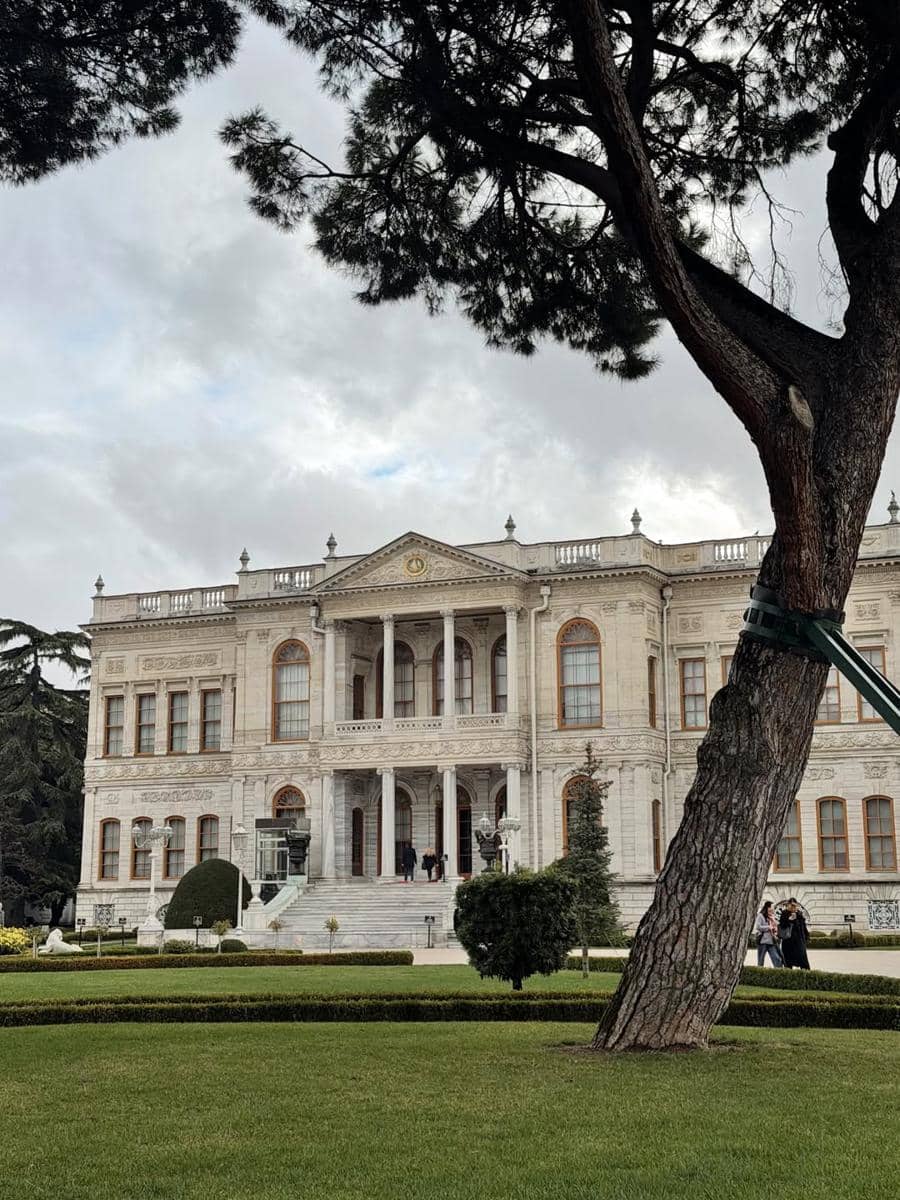 Agatha Chelsea jalan-jalan di Dolmabahçe Palace.