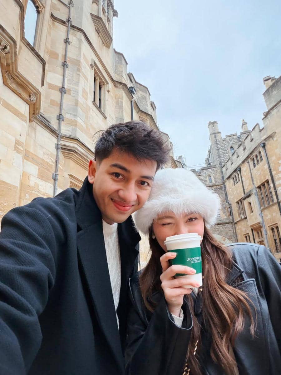 Harris Vriza dan Haviza jalan-jalan di Windsor Castle, UK.