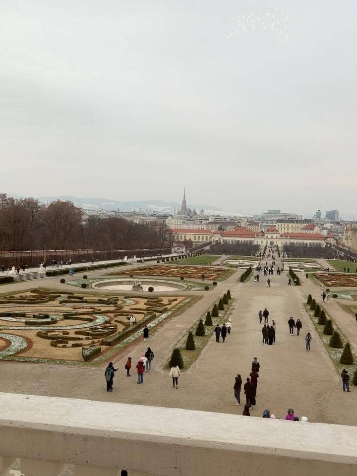 Elma Agustin dan suami ke museum Belvedere Palace.