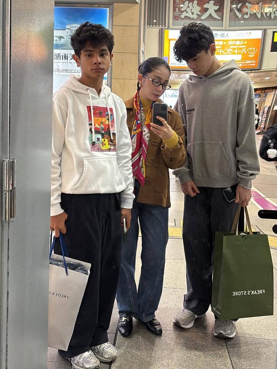 Bunga Zainal jalan-jalan di Osaka.