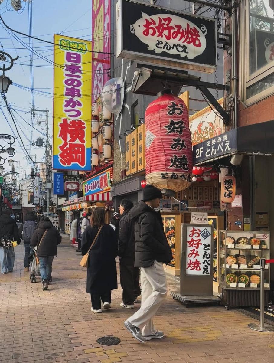 Bunga Zainal jalan-jalan di Osaka.