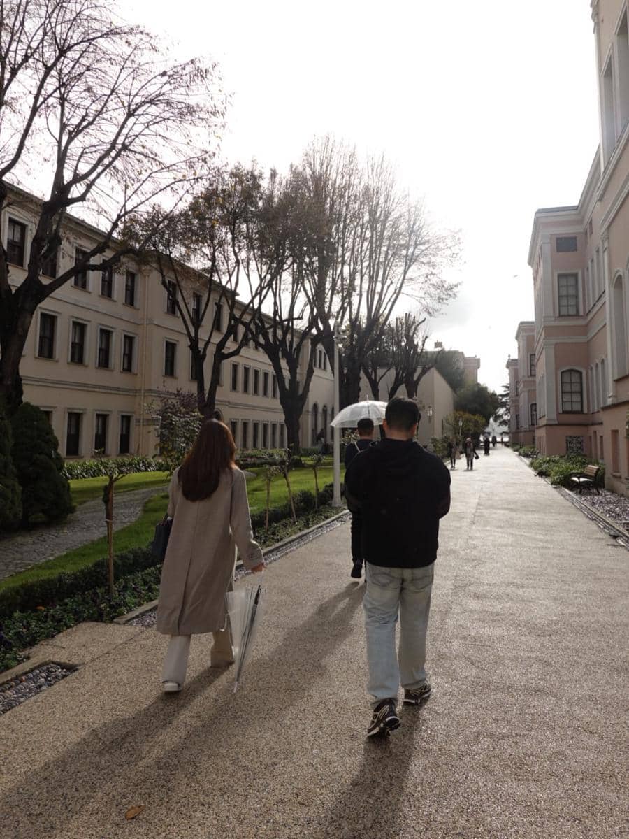 Agatha Chelsea jalan-jalan di Dolmabahçe Palace.