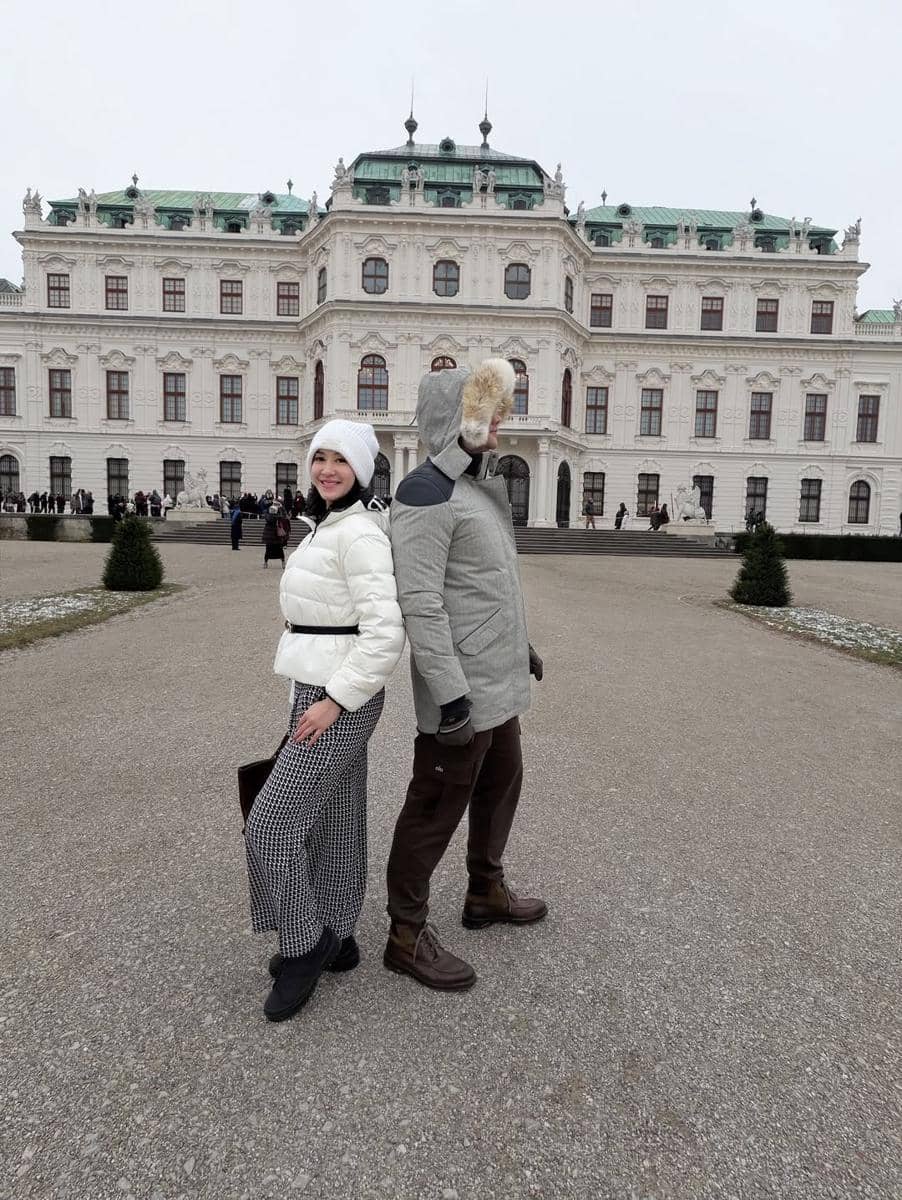Elma Agustin dan suami ke museum Belvedere Palace.