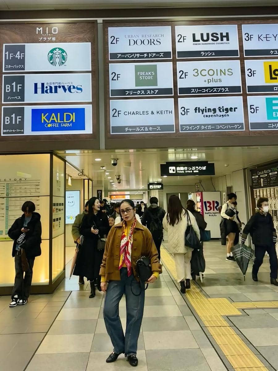 Bunga Zainal jalan-jalan di Osaka.